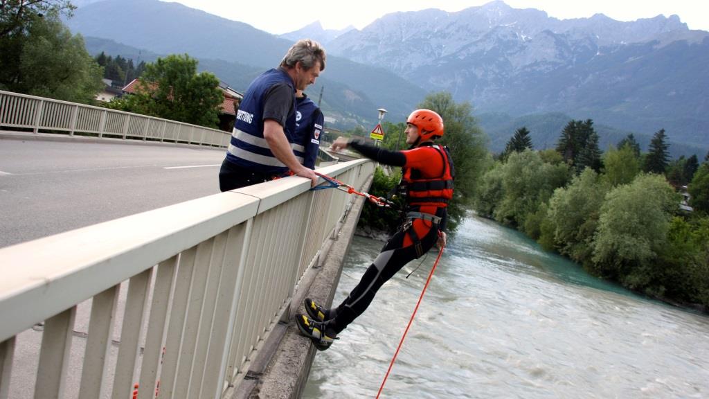 Abseilübung an der Innbrücke Pill